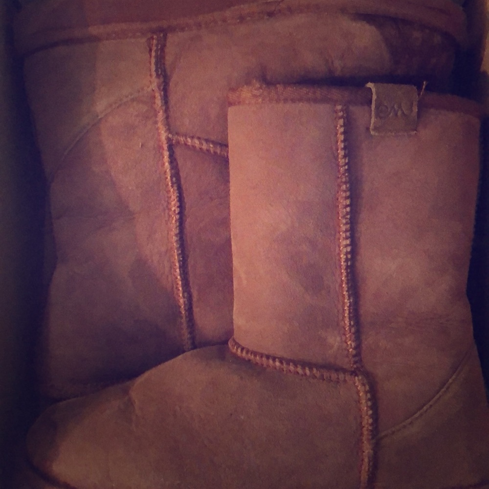 EMU - “Stinger Lo” boots Style # W10002